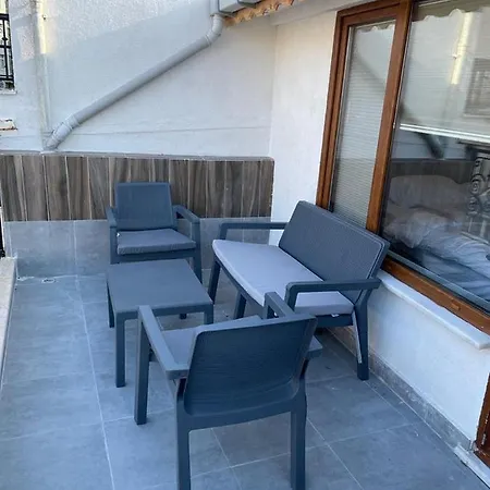Golden Arrow Suites Apartment