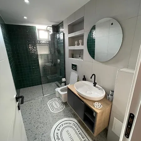 Golden Arrow Suites Apartment *