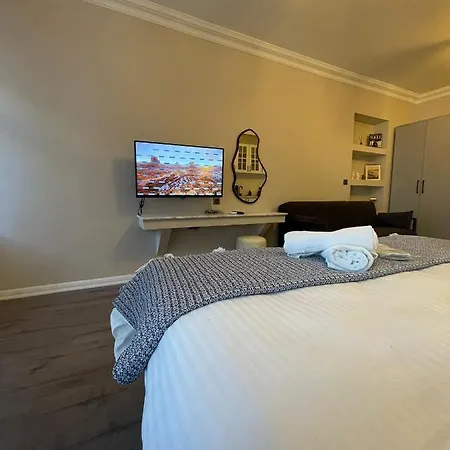 Golden Arrow Suites *