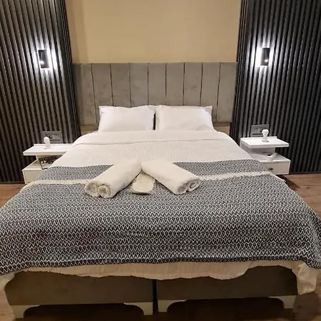 Golden Arrow Suites Apartment